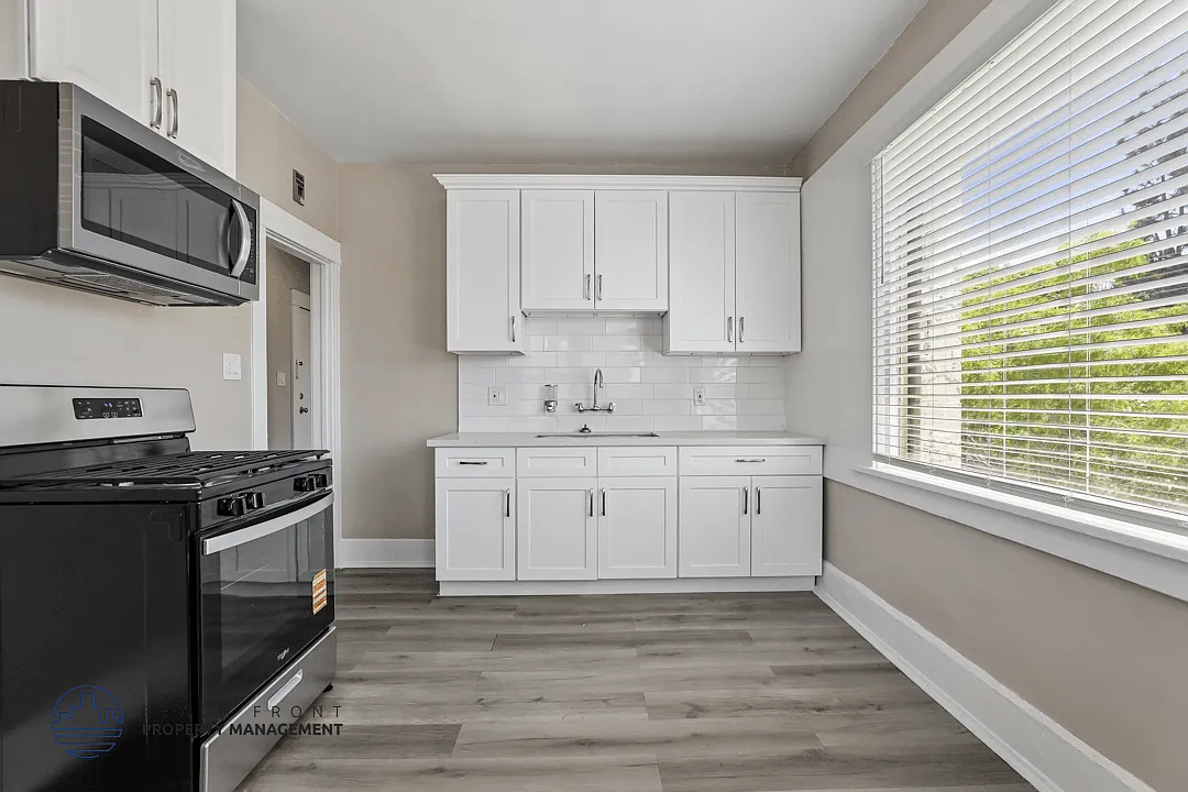 1141 Pine Ave — Photo 4