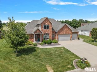 909 Neala Dr, Pawnee, IL 62558