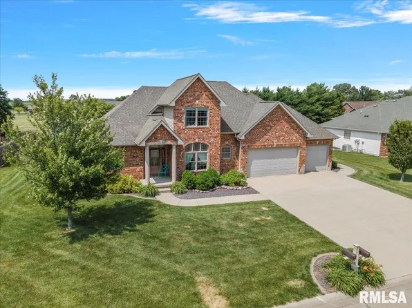 909 Neala Dr, Pawnee, IL 62558