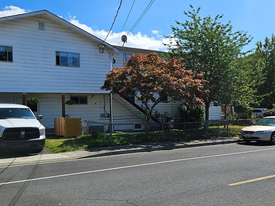 Side view from Una Ave and view of stairs