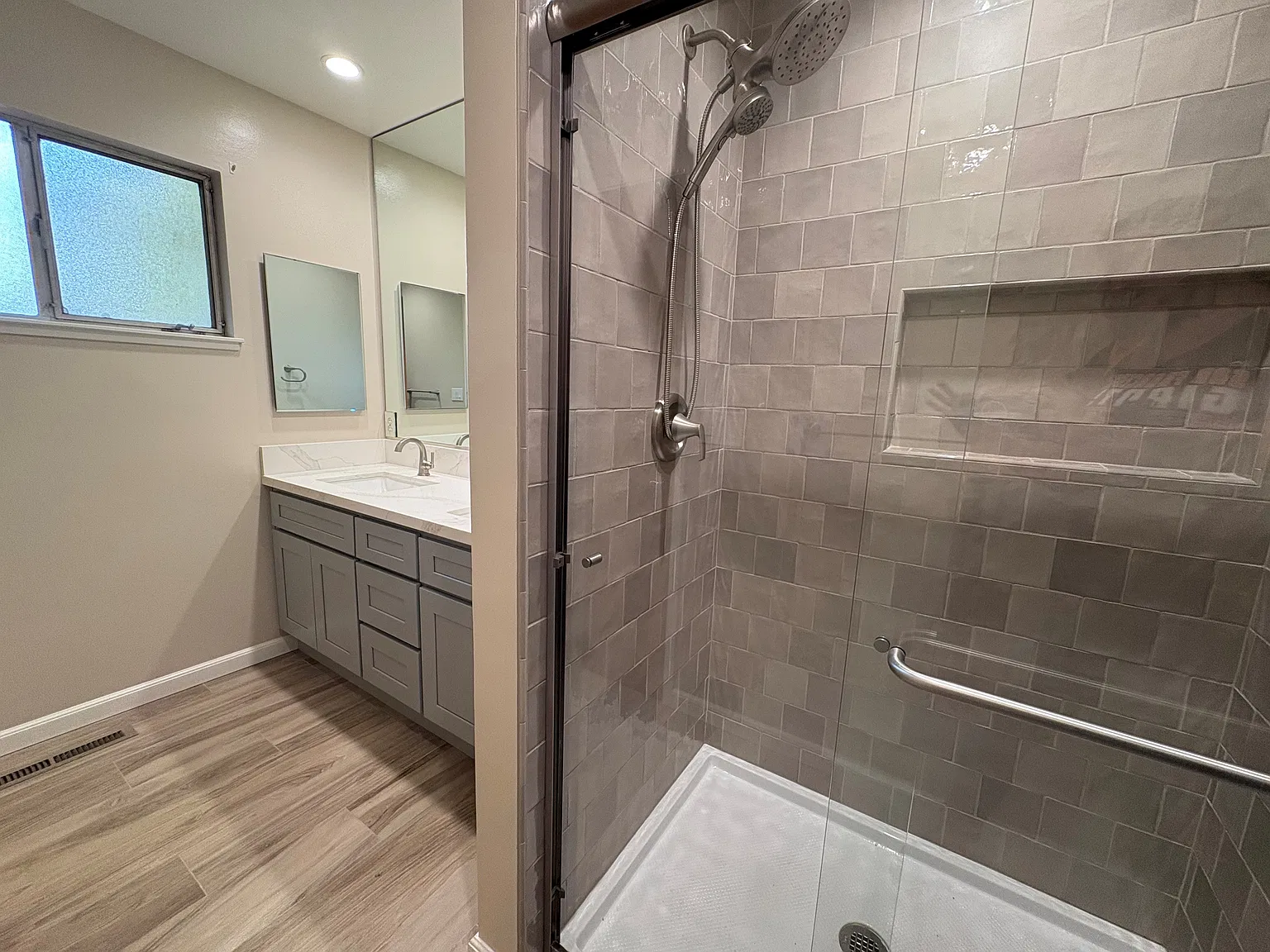4 bed, 2.5 bath, 2400 sqft, $5,200 — Photo 4