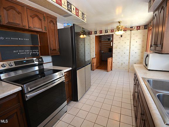 5th image of 875 Davis Rd