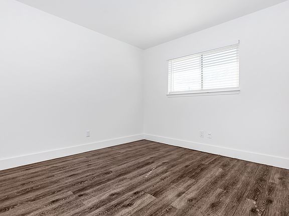 4th image of 1010 S Wayside Dr #308