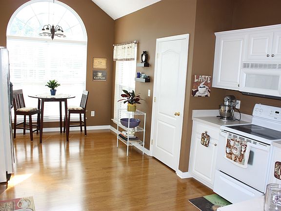 Large Eat-In Kitchen