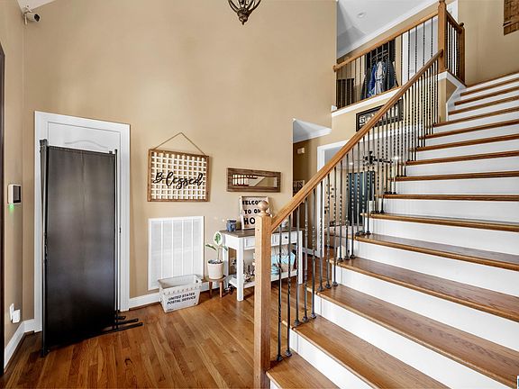 3rd image of 817 Rosewood Cir