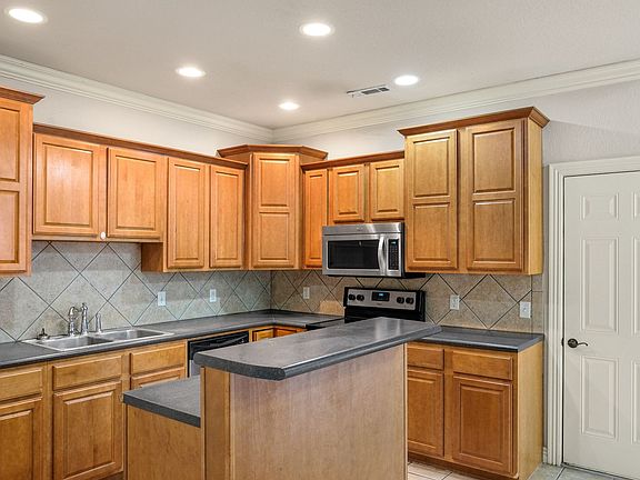 5th image of 602 SW Caprington St #2