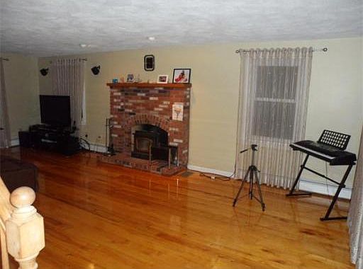 3rd image of 81 Poquanticut Ave