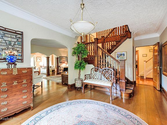 5th image of 142 Stratford Ave