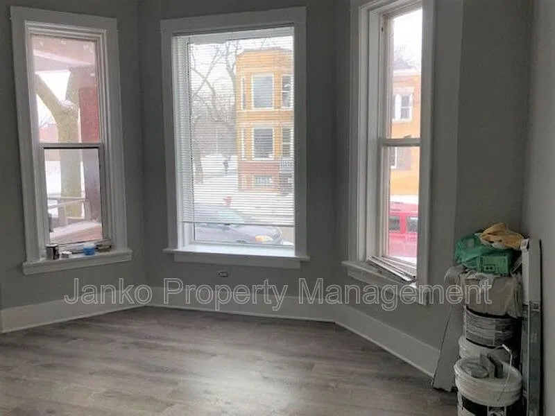 4 bed, 1.0 bath, $1,700 — Photo 4