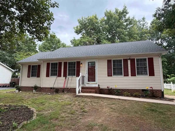 19 Canton Ln, Stuarts Draft, VA 24477