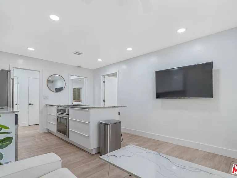 1525 E 2nd St #5 — Photo 3