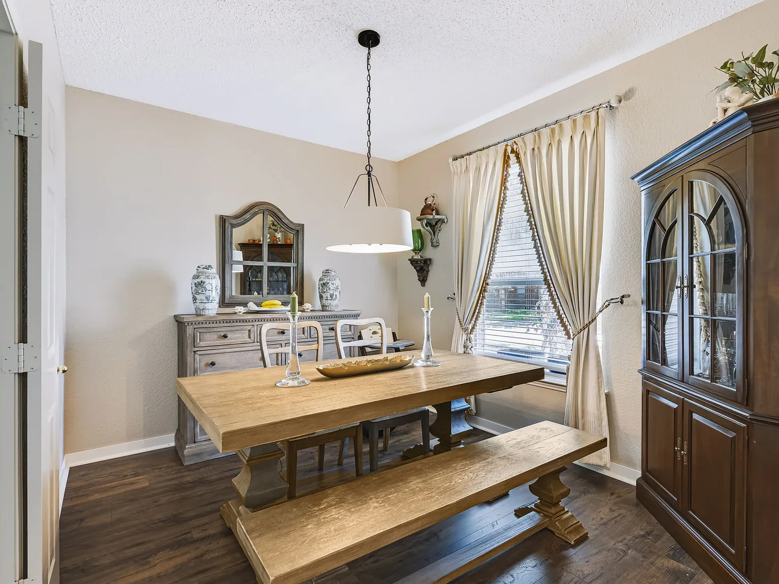 5 bed, 2.5 bath, 2455 sqft, $3,100 — Photo 3