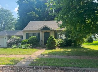 1521 Lazy Ln, Clinton, IA 52732