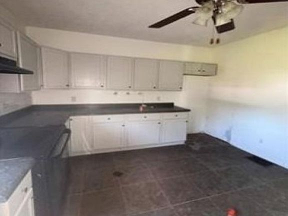 5th image of 301 Maple St