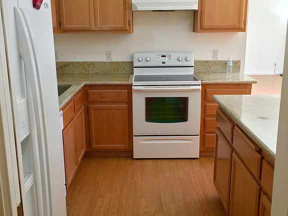 3rd image of 909 Acacia Ln
