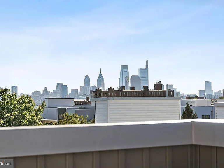 Large wrap around roofdeck on 4th fl