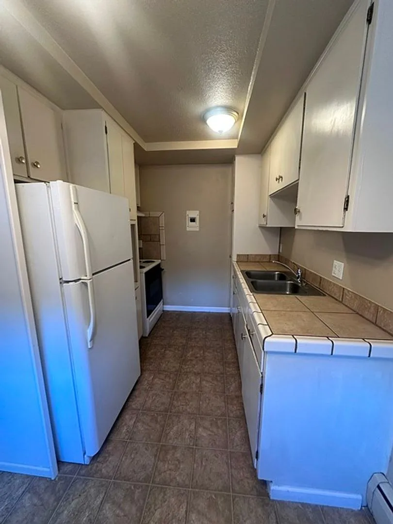 Union Manor Apartments — Photo 4