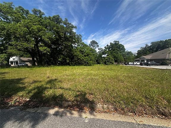 3rd image of 713 Oak Circle Dr E