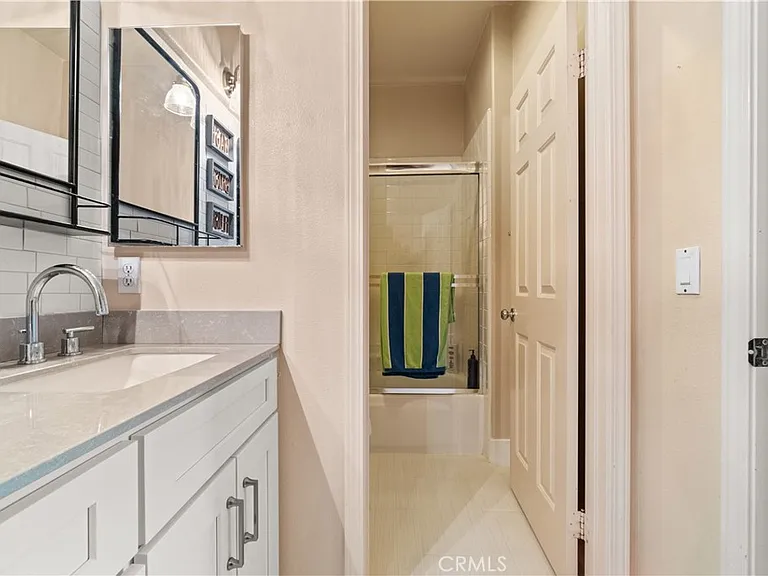 11 Willowglade — Photo 34