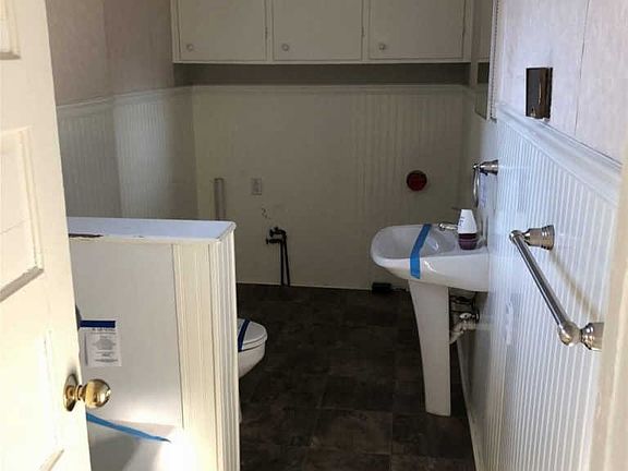 4th image of 630 E 2nd St