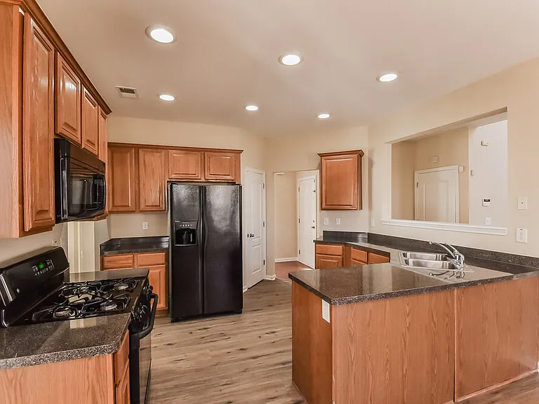 1061 Southwood Dr — Photo 7