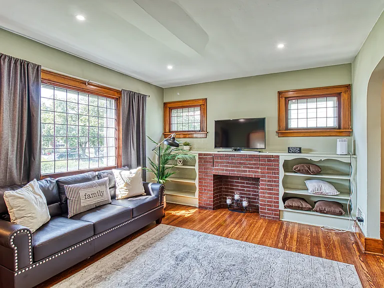 237 W Girard Blvd — Photo 16