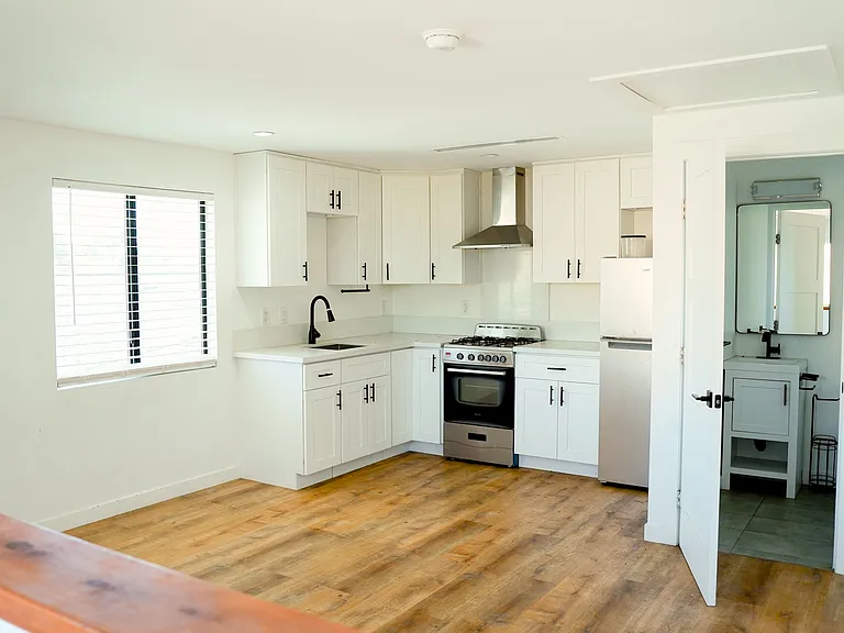 629 W Hillsdale St #A — Photo 11