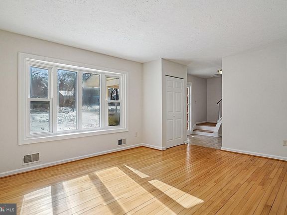 4th image of 502 Old Pasture Ln