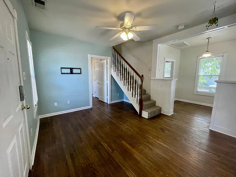 2202 Leon St — Photo 4
