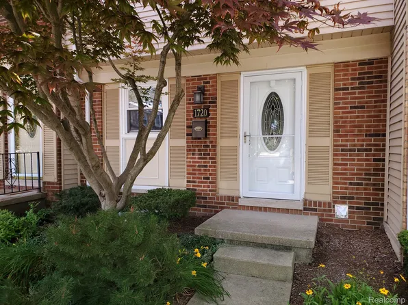1720 Brentwood Dr, Troy, MI 48098
