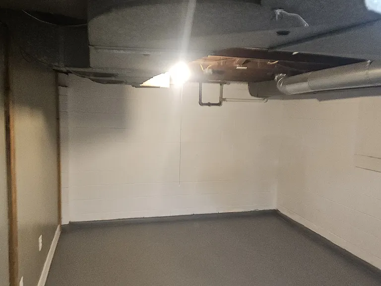 551 E Webster Ave — Photo 17
