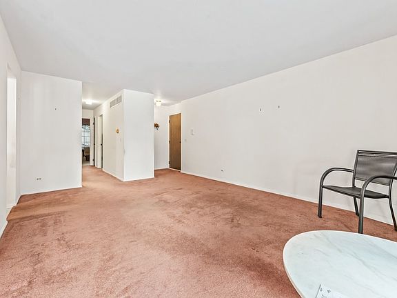 4th image of 328 Woodbury Ct APT B1