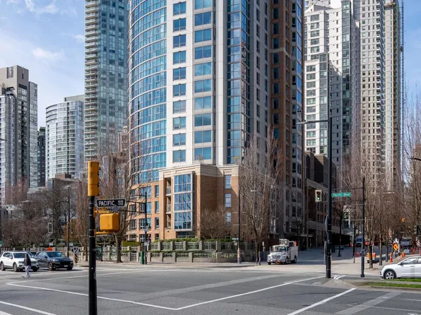 388 Drake St #505, Vancouver, BC V6B 6A8