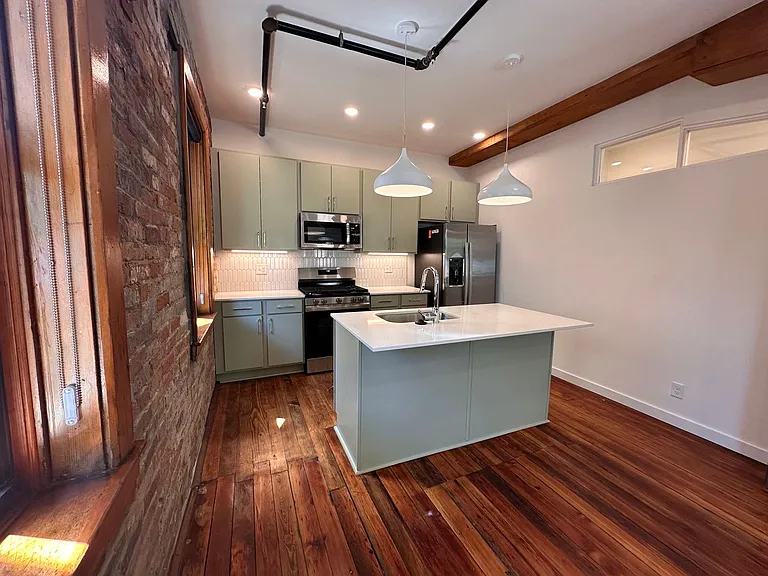 209 Woodward St — Photo 4