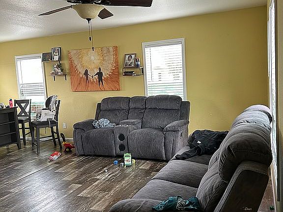 living room/dining area