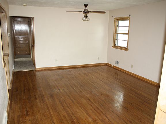 4th image of 320 Southview St