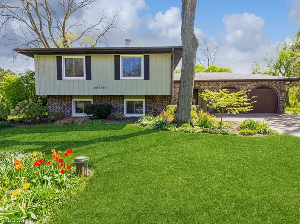 29W281 Iroquois Ct S, Warrenville, IL 60555