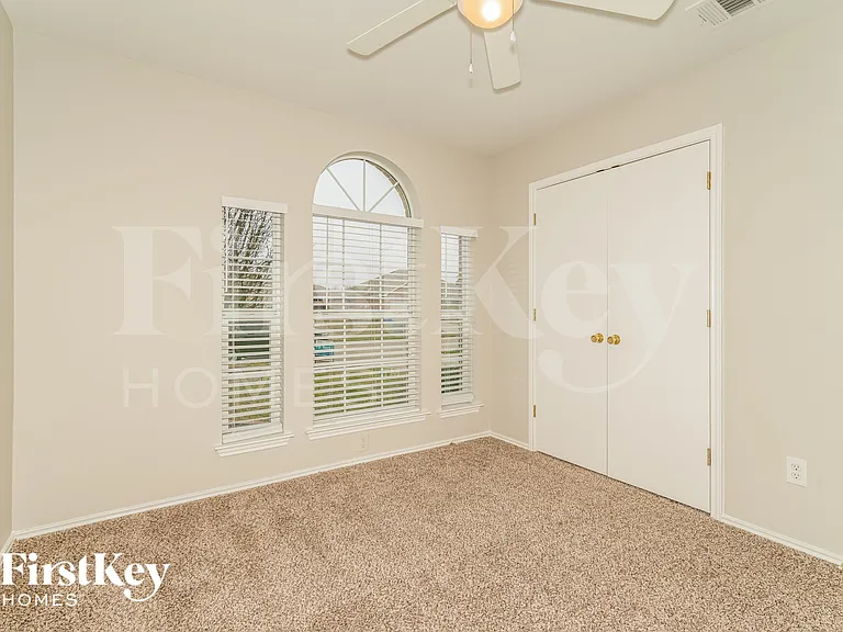 207 Amherst Dr — Photo 13