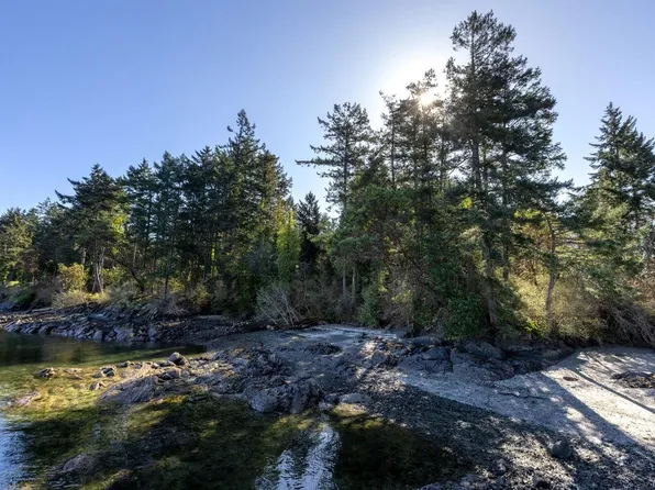 2218 Dolphin Rd, North Saanich, BC V8L 5Y7