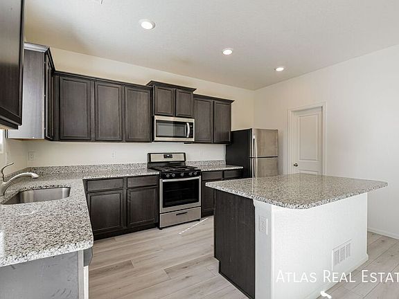 5th image of 883 Emerald Lakes St