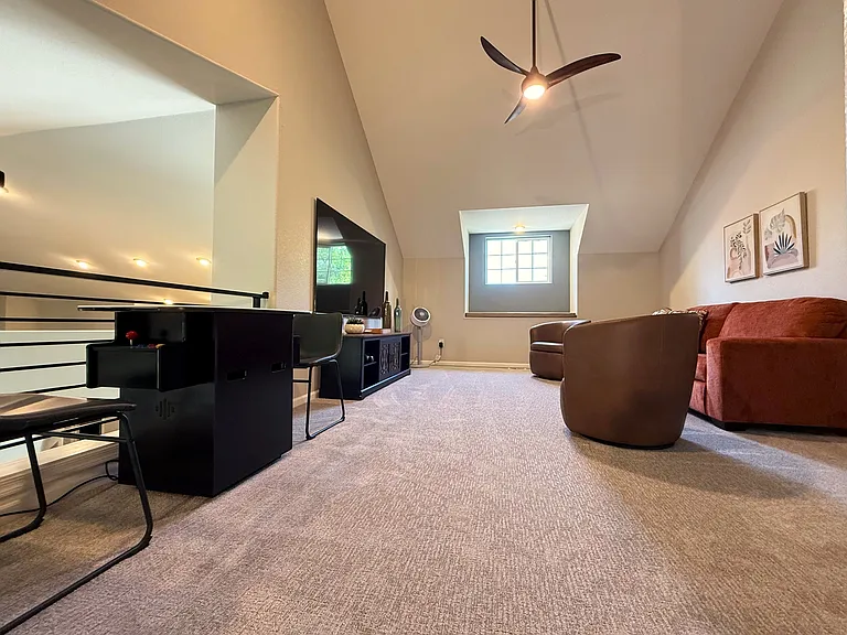 242 W Rosser St — Photo 31