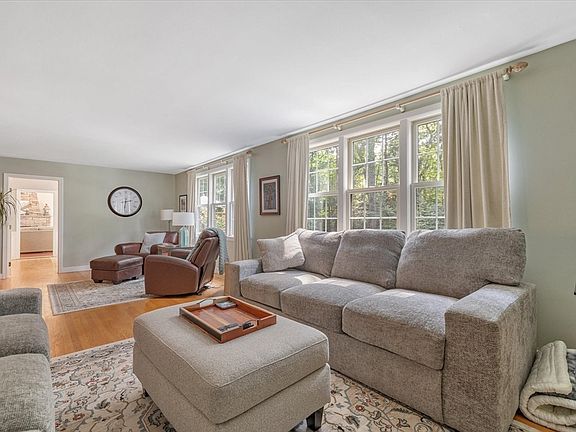 5th image of 33 Pine Arden Dr