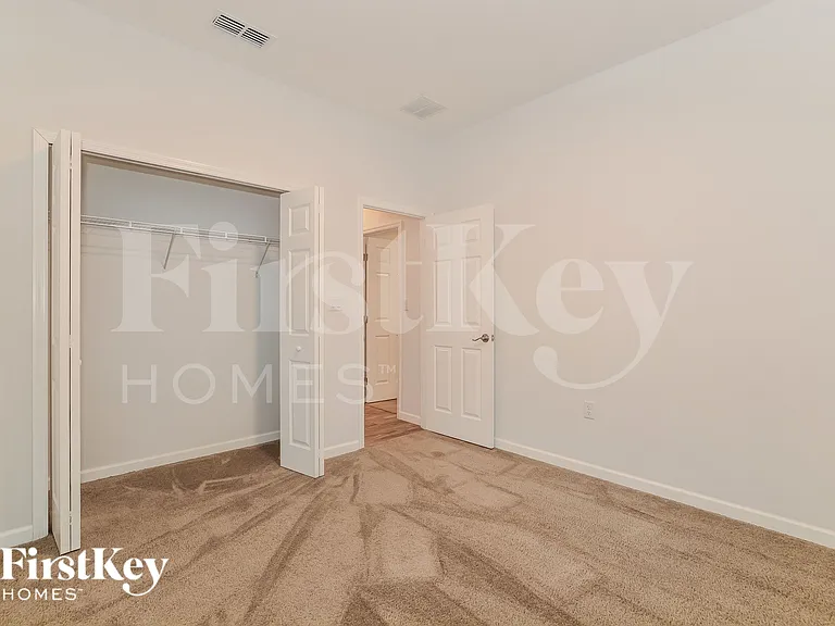 1050 E Lombardy Dr — Photo 11