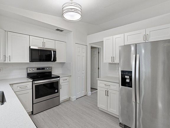 5th image of 2410 SE Warwick Street