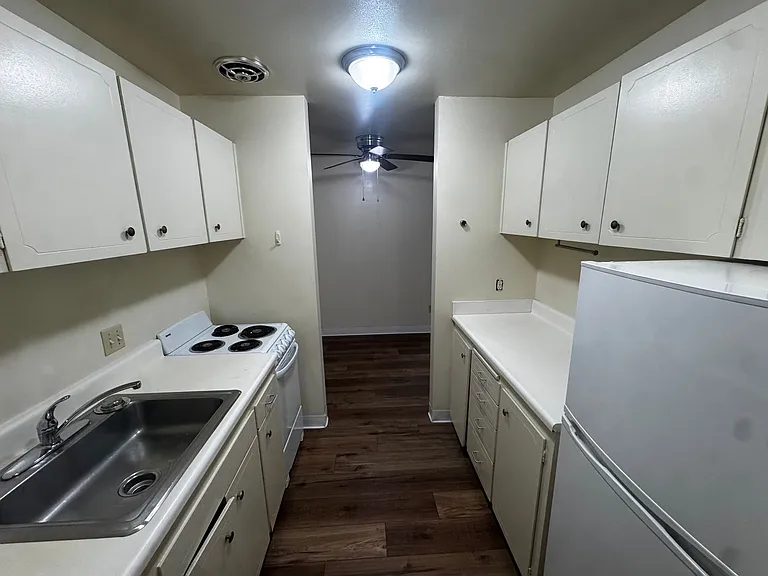 Avante Apartments - Charming, Centrally Located Building with Off Street Parking! — Photo 13