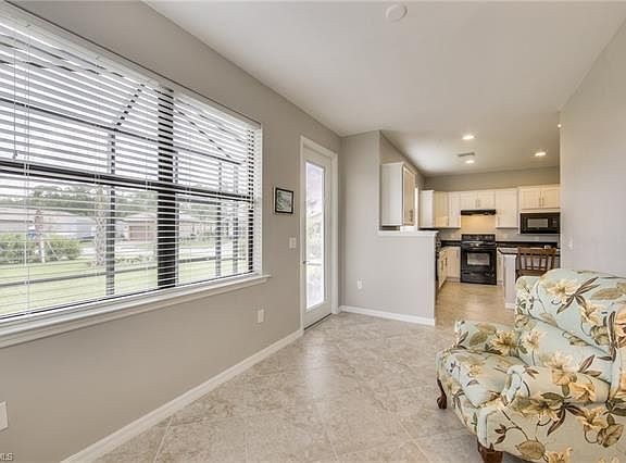 5th image of 10901 Clarendon St