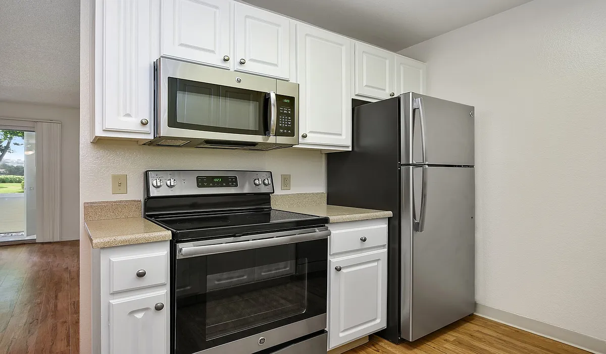 Fully-equipped kitchens with stainless steel appliances - Mariners Cove