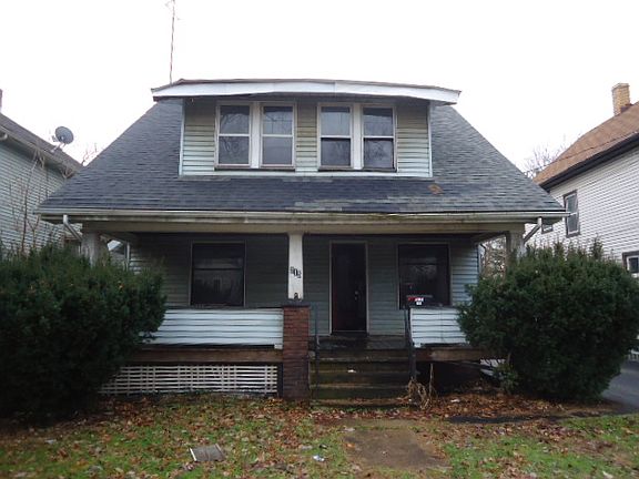 5th image of 215 Laird Ave NE