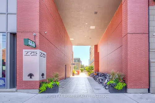775 King St W #621 Photo 1