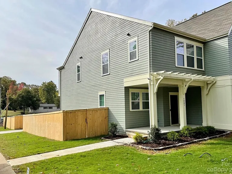 1001 Wainwright Ave — Photo 4